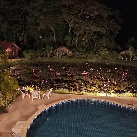 Bua Daeng Homestay Resort Kumphawapi Exterior photo