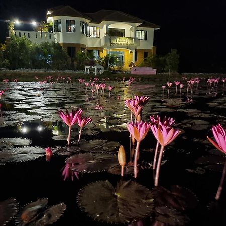 Bua Daeng Homestay Resort Kumphawapi Exterior photo
