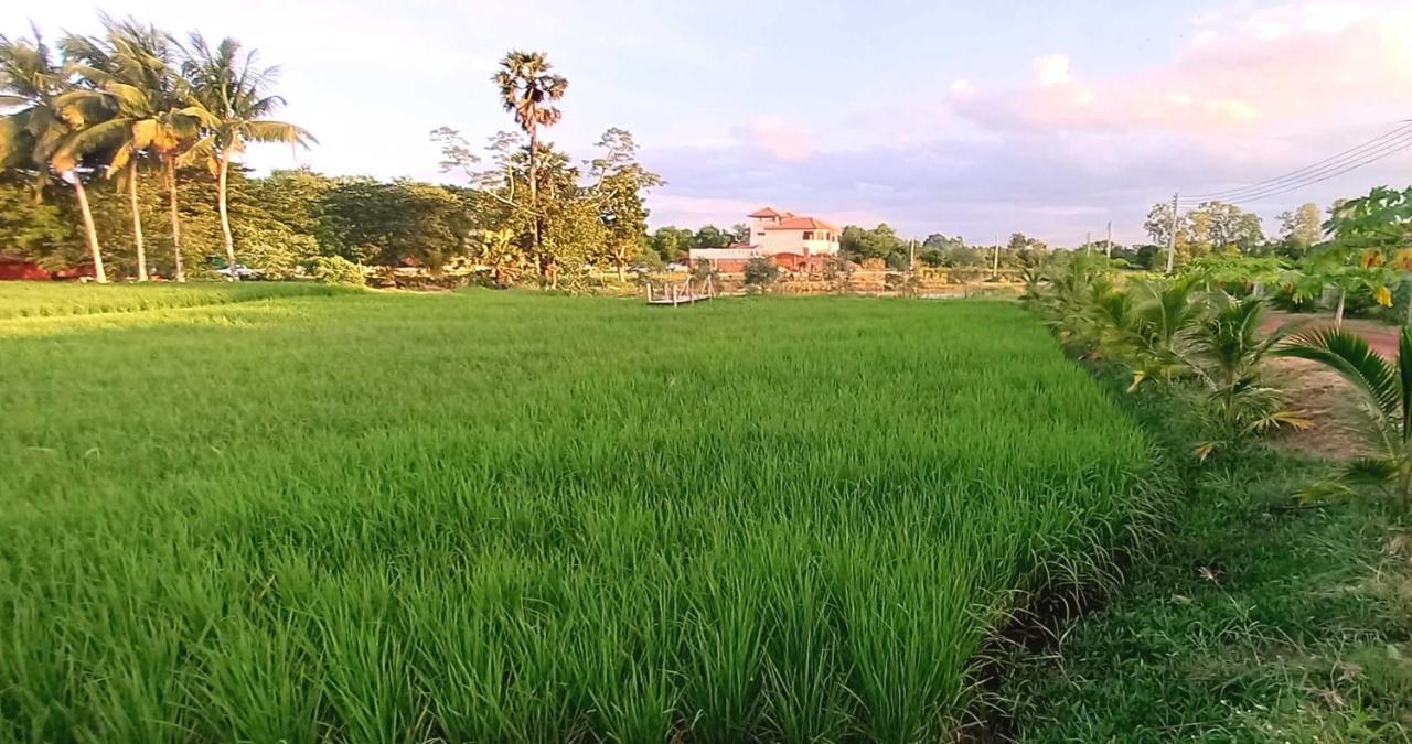 Bua Daeng Homestay Resort Kumphawapi Exterior photo