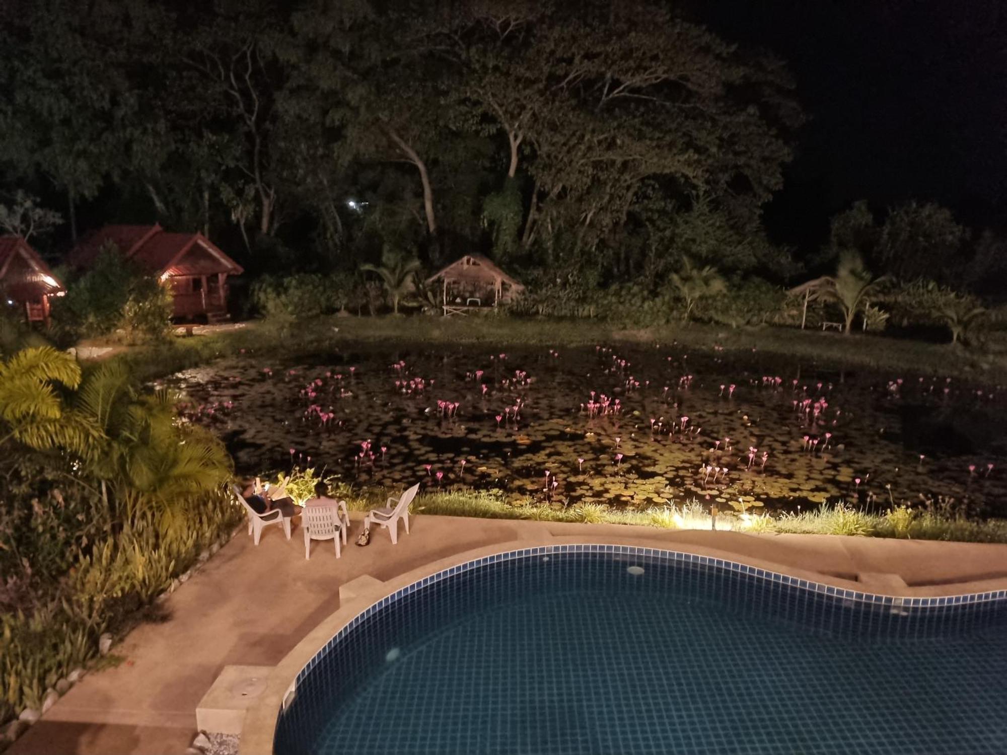 Bua Daeng Homestay Resort Kumphawapi Exterior photo
