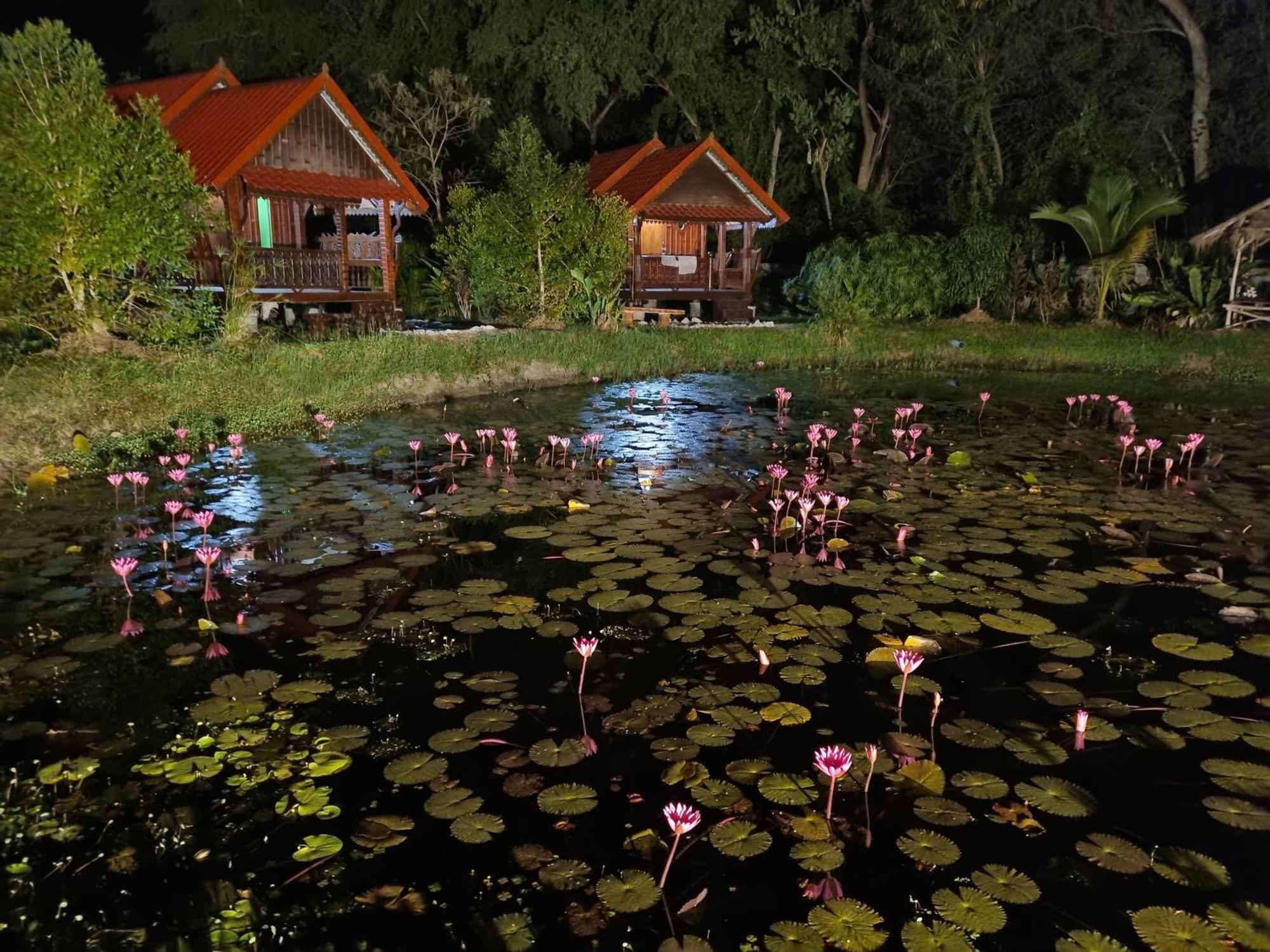 Bua Daeng Homestay Resort Kumphawapi Exterior photo