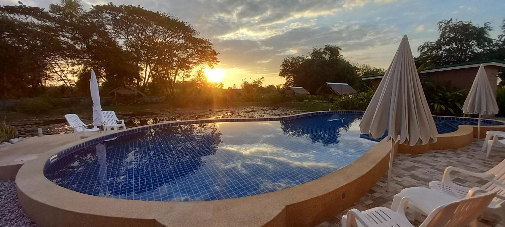 Bua Daeng Homestay Resort Kumphawapi Exterior photo