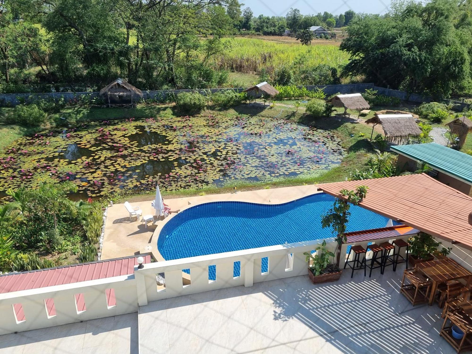 Bua Daeng Homestay Resort Kumphawapi Exterior photo
