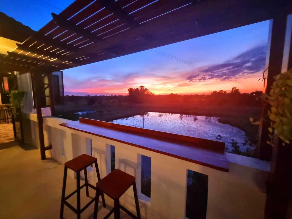 Bua Daeng Homestay Resort Kumphawapi Exterior photo