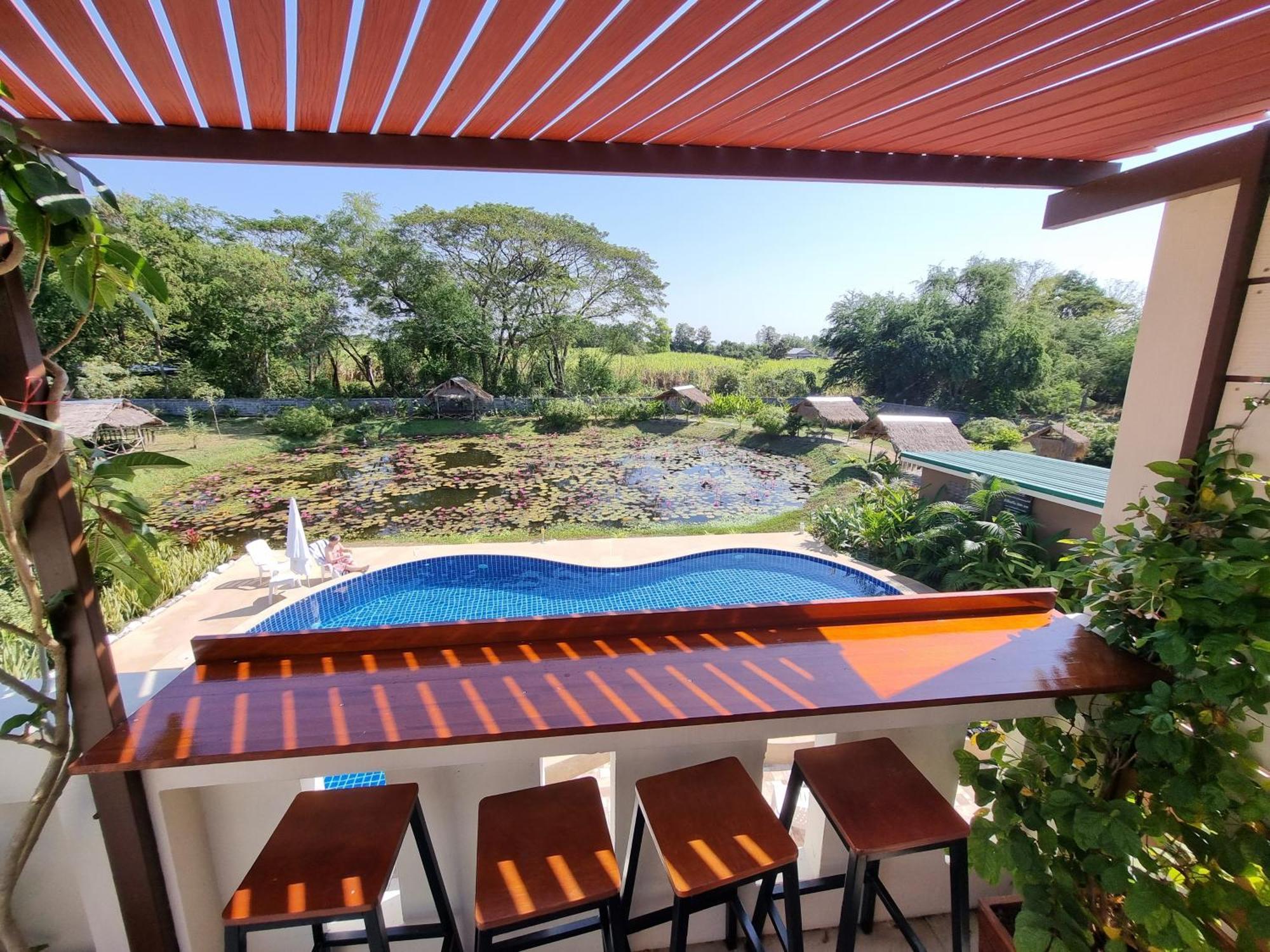 Bua Daeng Homestay Resort Kumphawapi Exterior photo