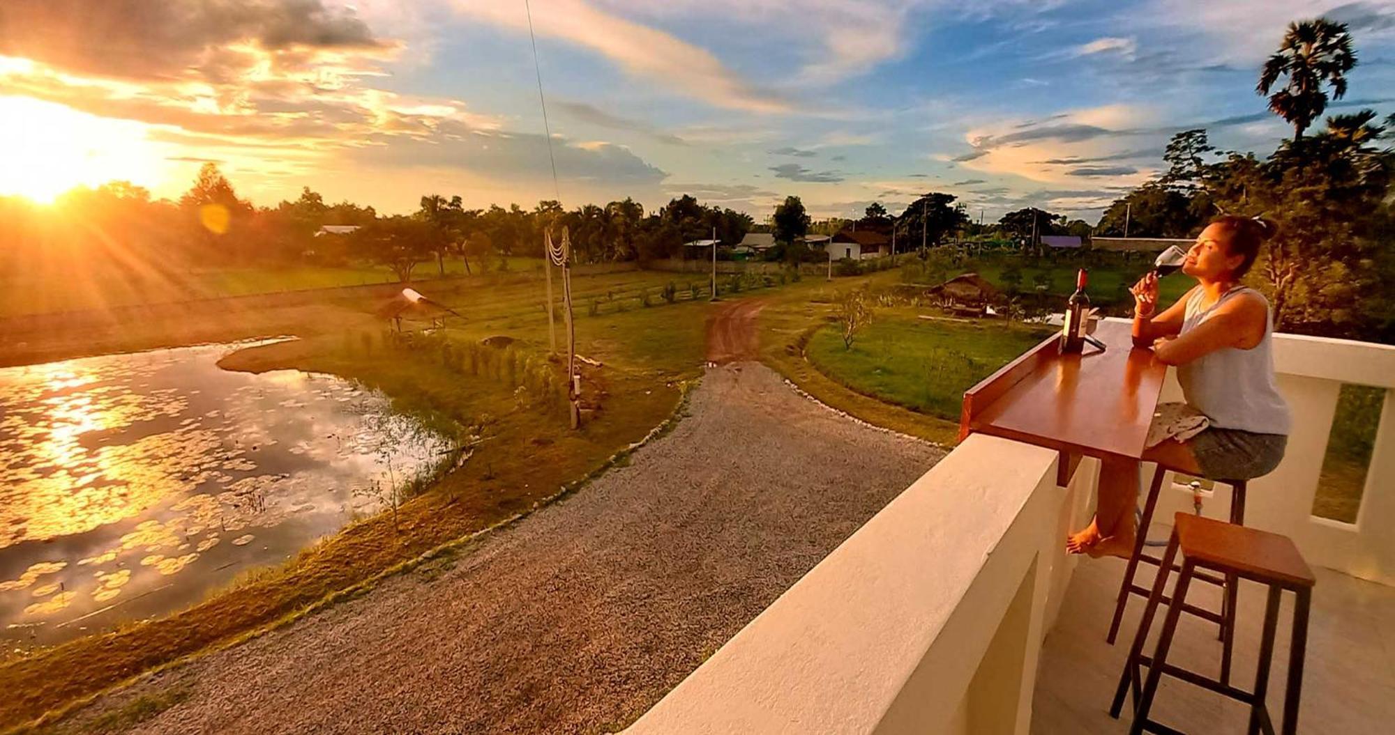 Bua Daeng Homestay Resort Kumphawapi Exterior photo