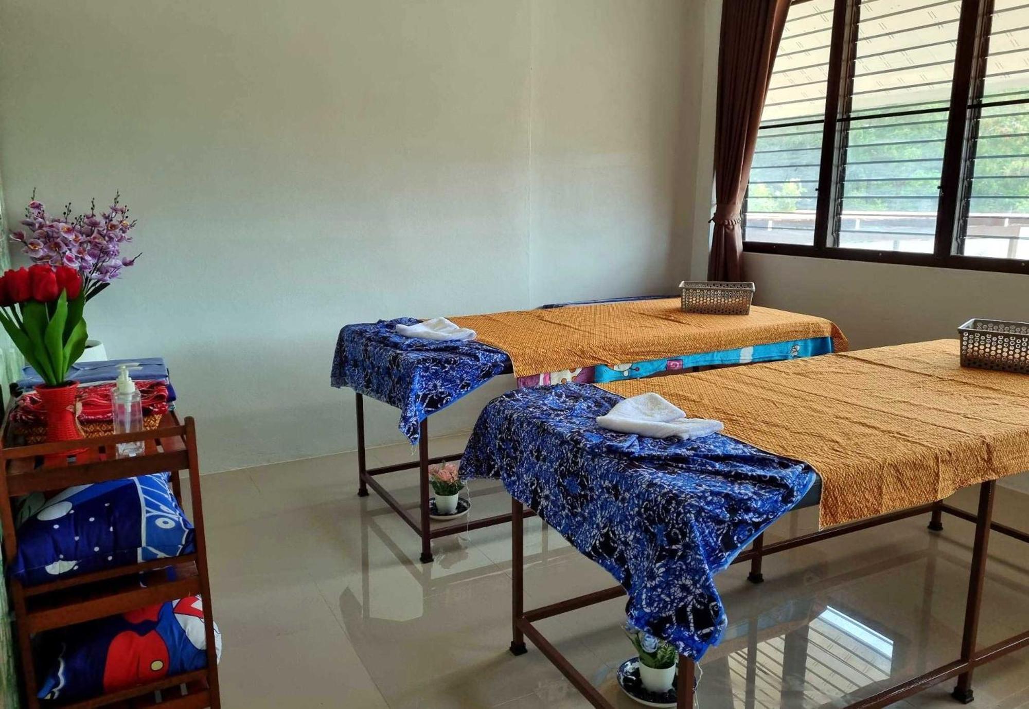 Bua Daeng Homestay Resort Kumphawapi Exterior photo