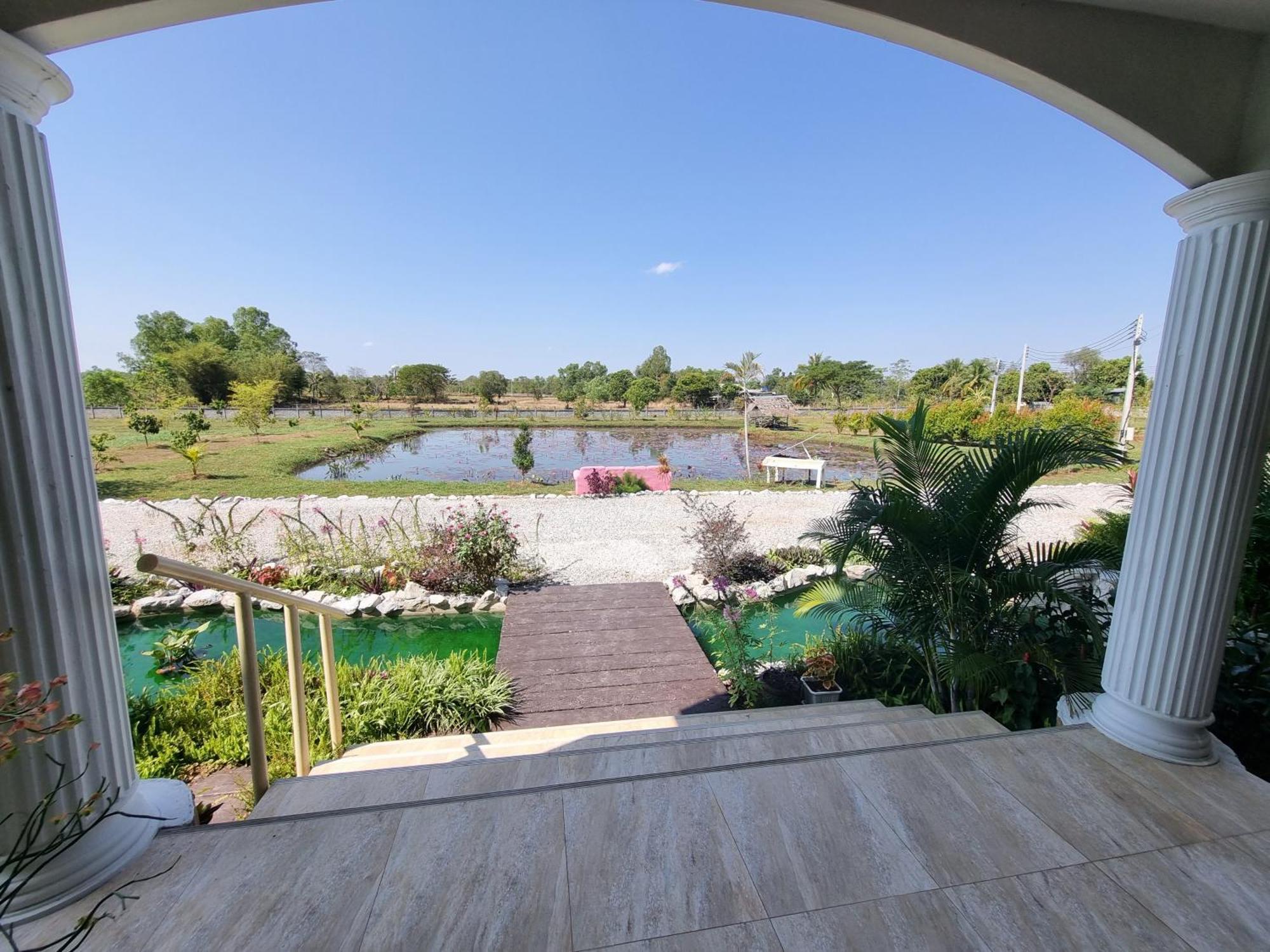 Bua Daeng Homestay Resort Kumphawapi Exterior photo