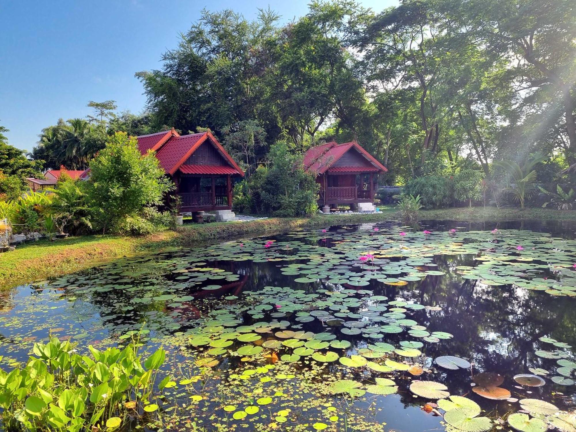 Bua Daeng Homestay Resort Kumphawapi Exterior photo
