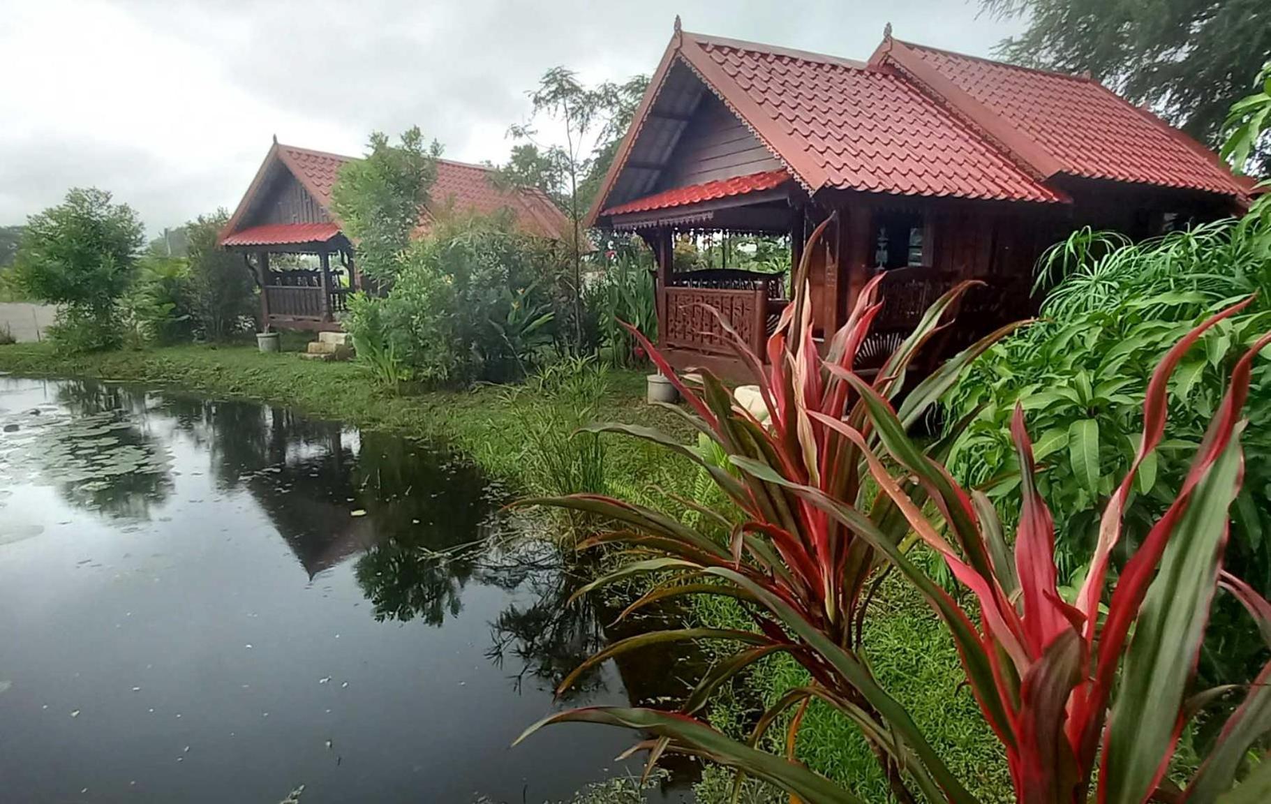 Bua Daeng Homestay Resort Kumphawapi Exterior photo