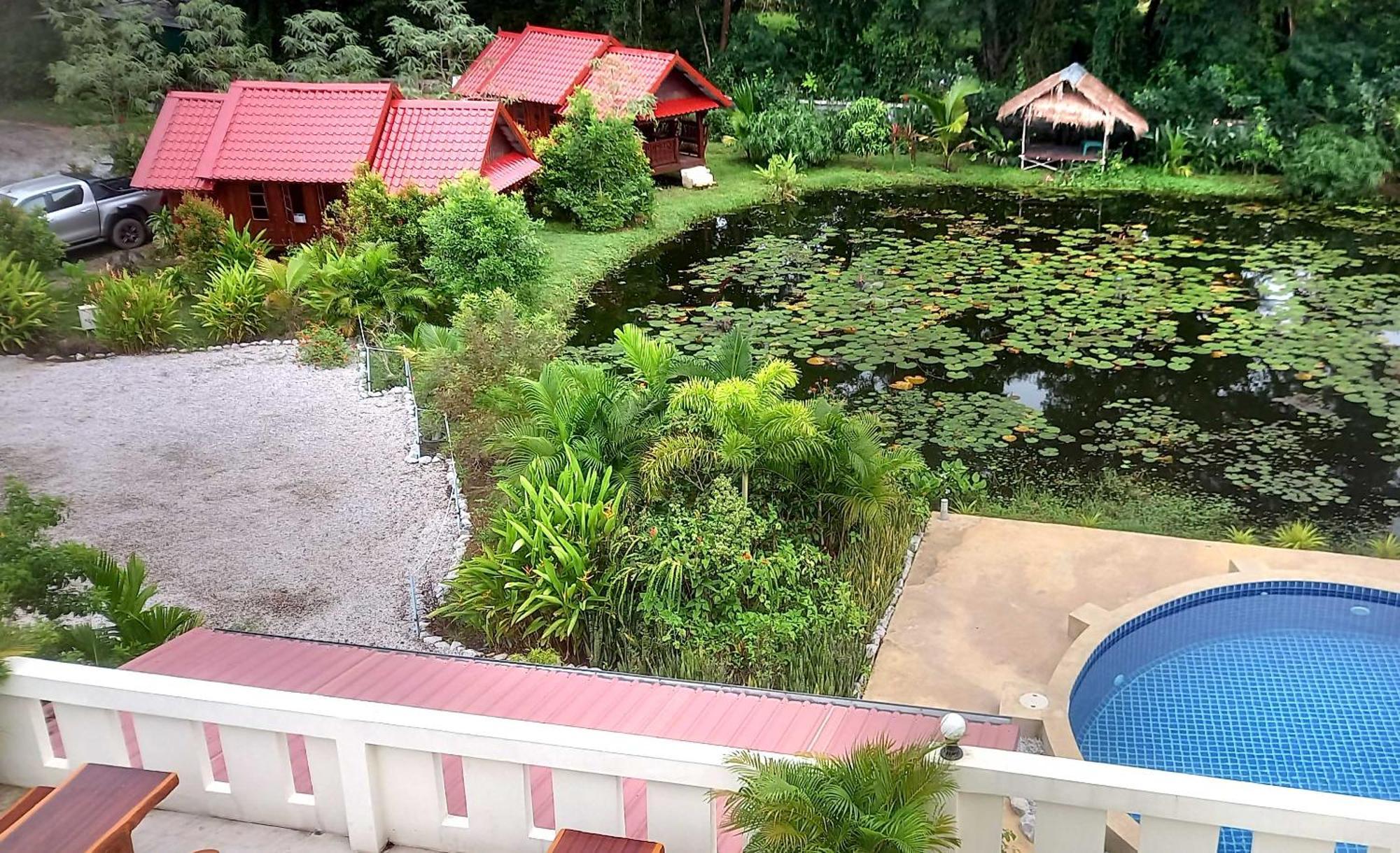 Bua Daeng Homestay Resort Kumphawapi Exterior photo