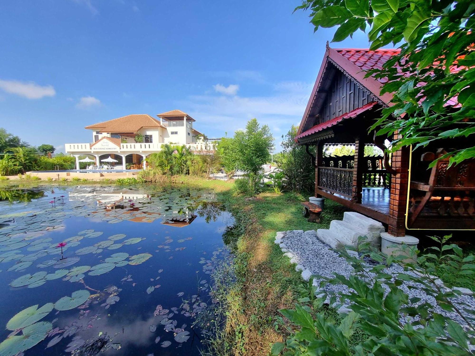 Bua Daeng Homestay Resort Kumphawapi Exterior photo