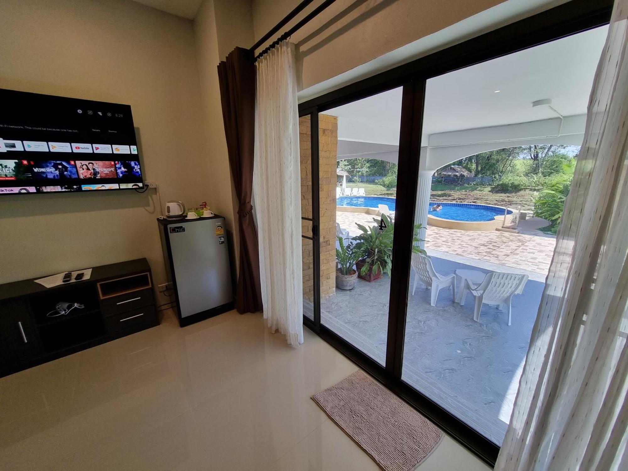 Bua Daeng Homestay Resort Kumphawapi Exterior photo