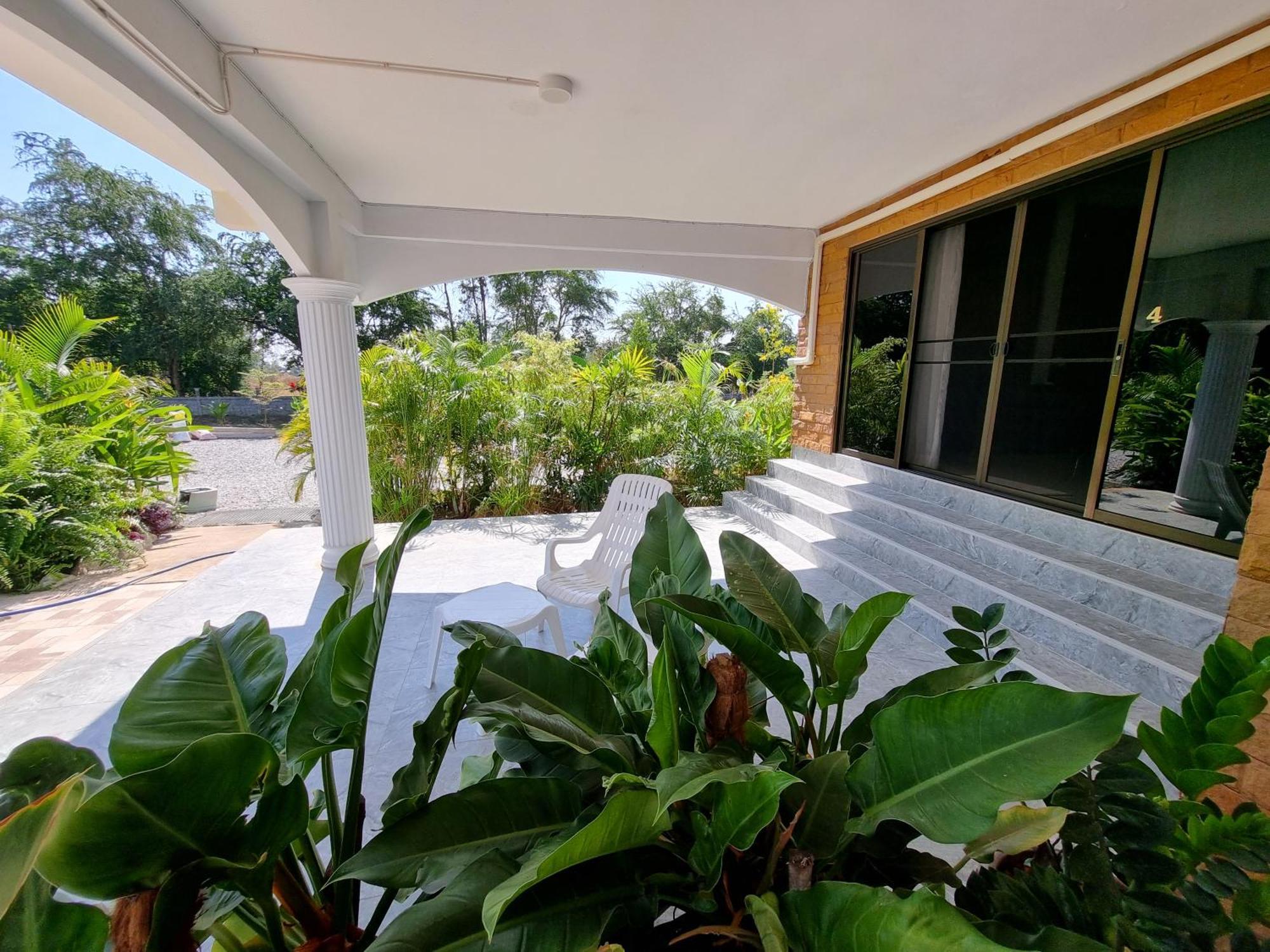 Bua Daeng Homestay Resort Kumphawapi Exterior photo