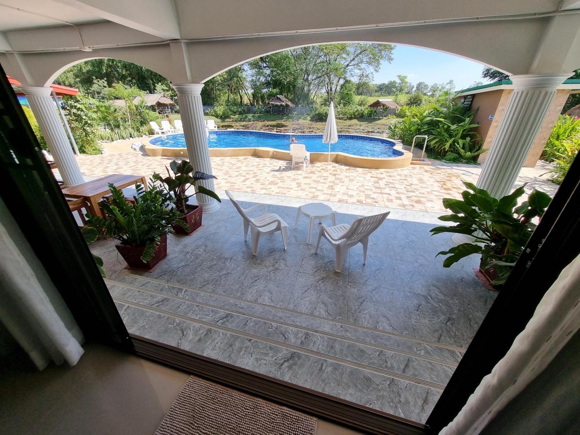 Bua Daeng Homestay Resort Kumphawapi Exterior photo