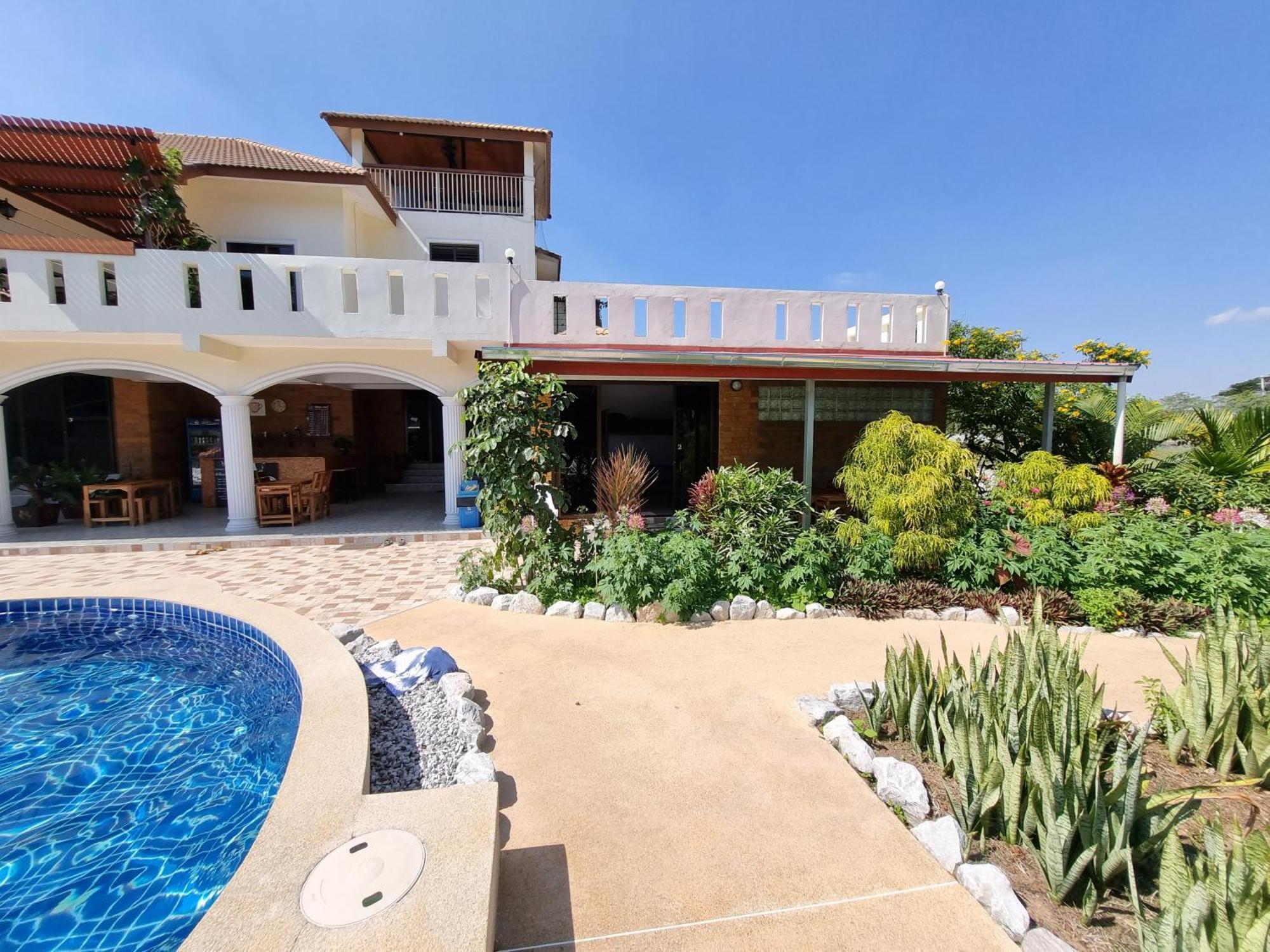 Bua Daeng Homestay Resort Kumphawapi Exterior photo