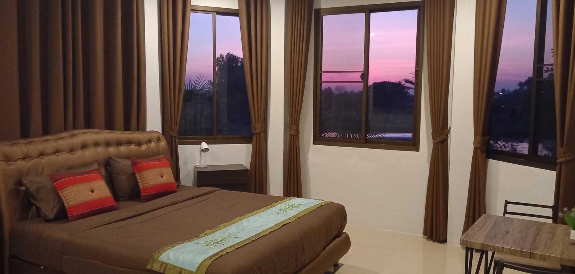 Bua Daeng Homestay Resort Kumphawapi Exterior photo