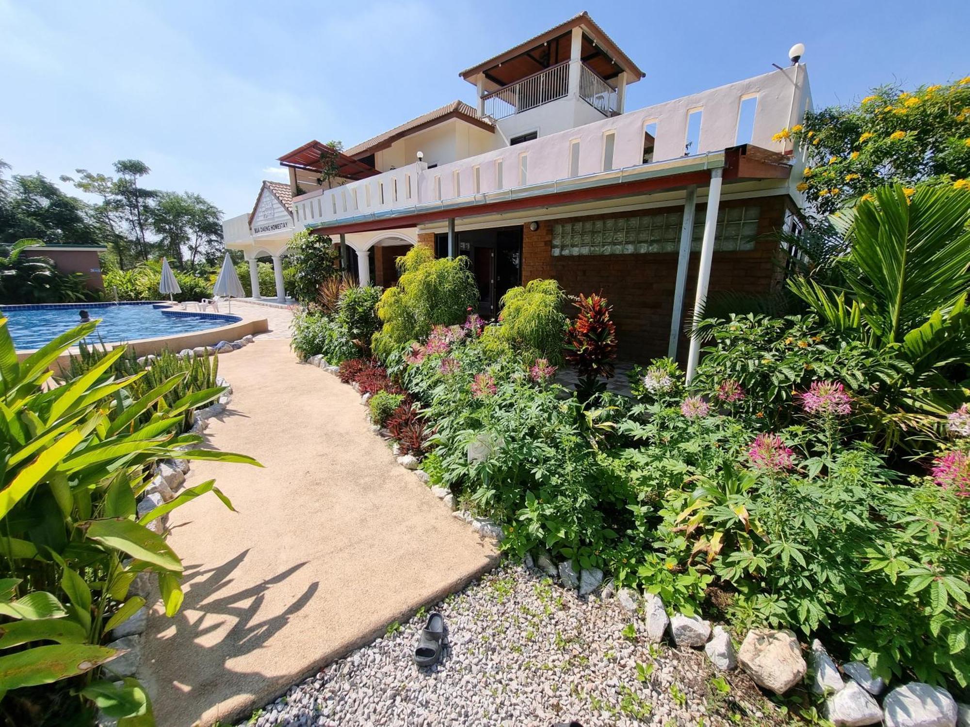 Bua Daeng Homestay Resort Kumphawapi Exterior photo