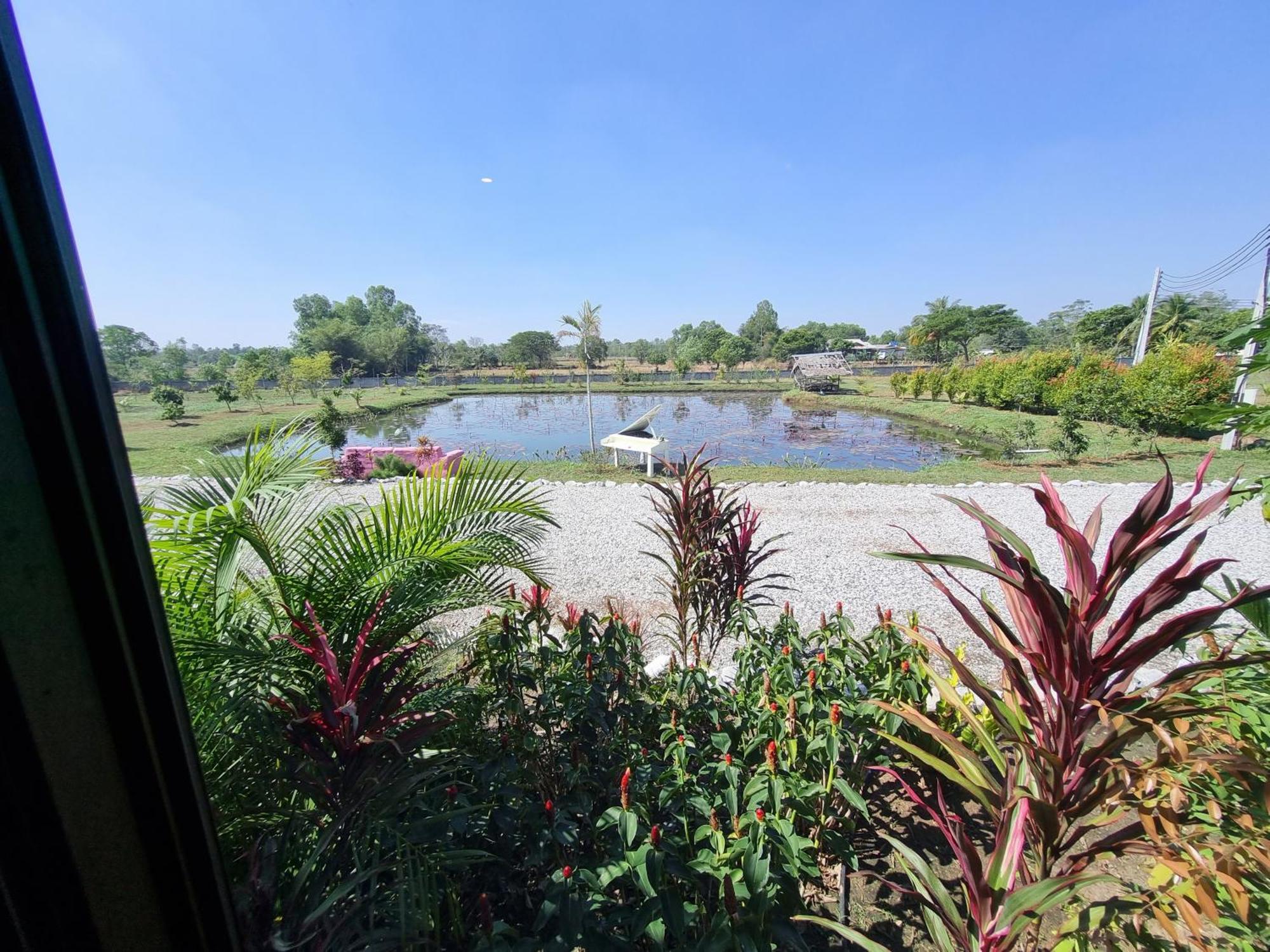 Bua Daeng Homestay Resort Kumphawapi Exterior photo