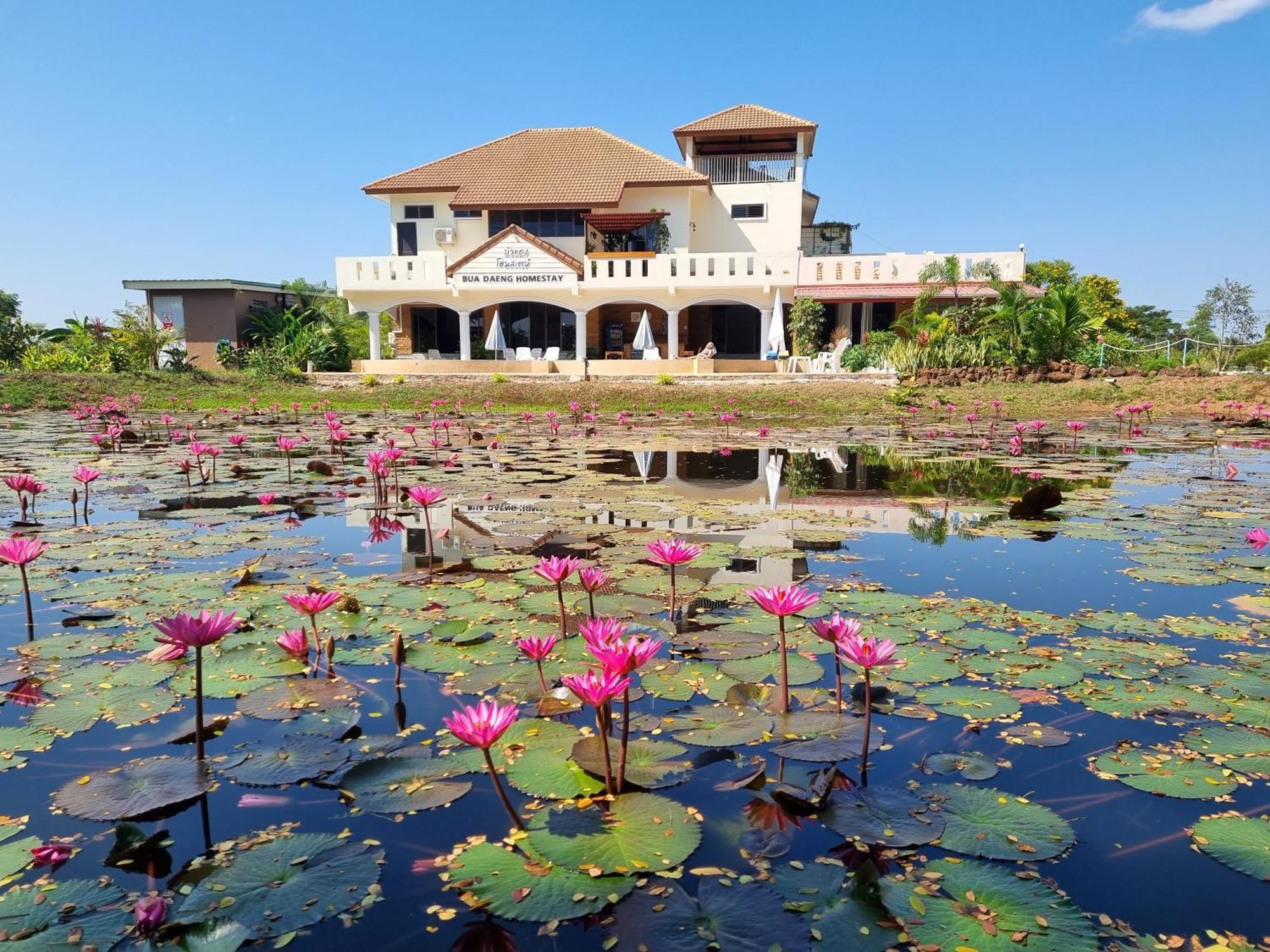Bua Daeng Homestay Resort Kumphawapi Exterior photo