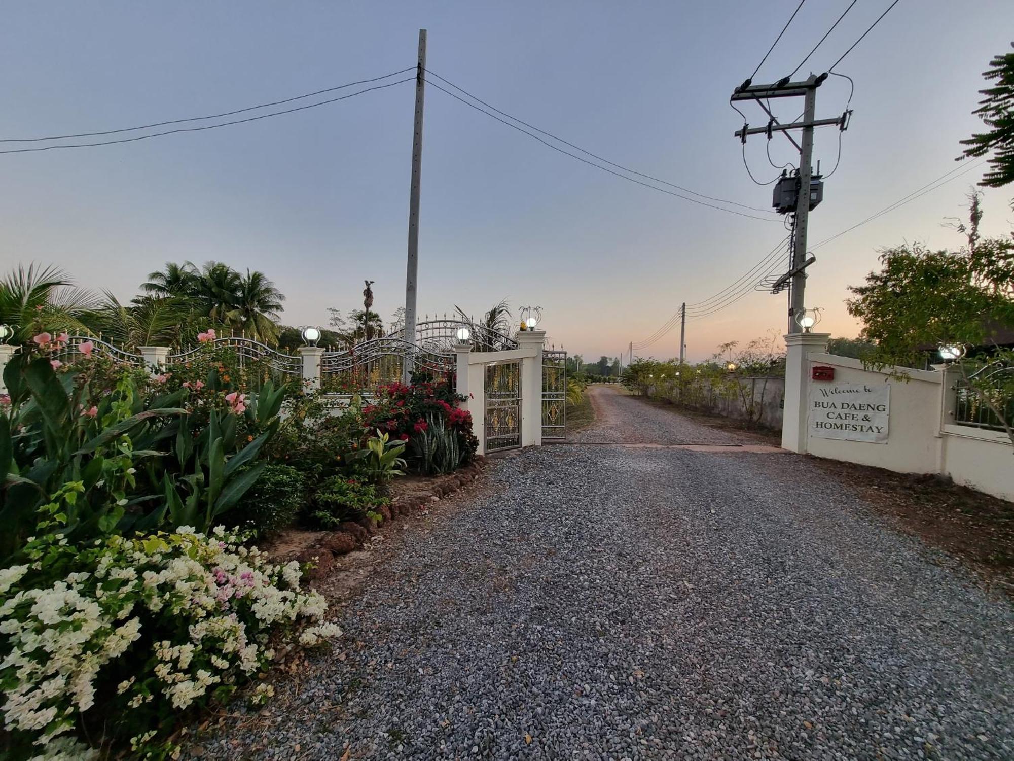 Bua Daeng Homestay Resort Kumphawapi Exterior photo